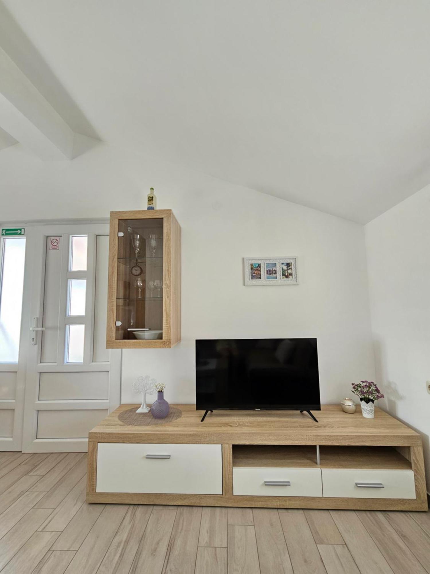 Apartment Vip Pirovac Exteriör bild